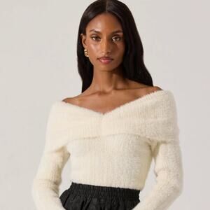 ASTR the Label Off-Shoulder Fuzzy Sweater – Size L